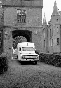 127016 Afbeelding van een ambulance bij het poortgebouw van het slot Zuylen te Oud-Zuilen (gemeente Maarssen) tijdens ...